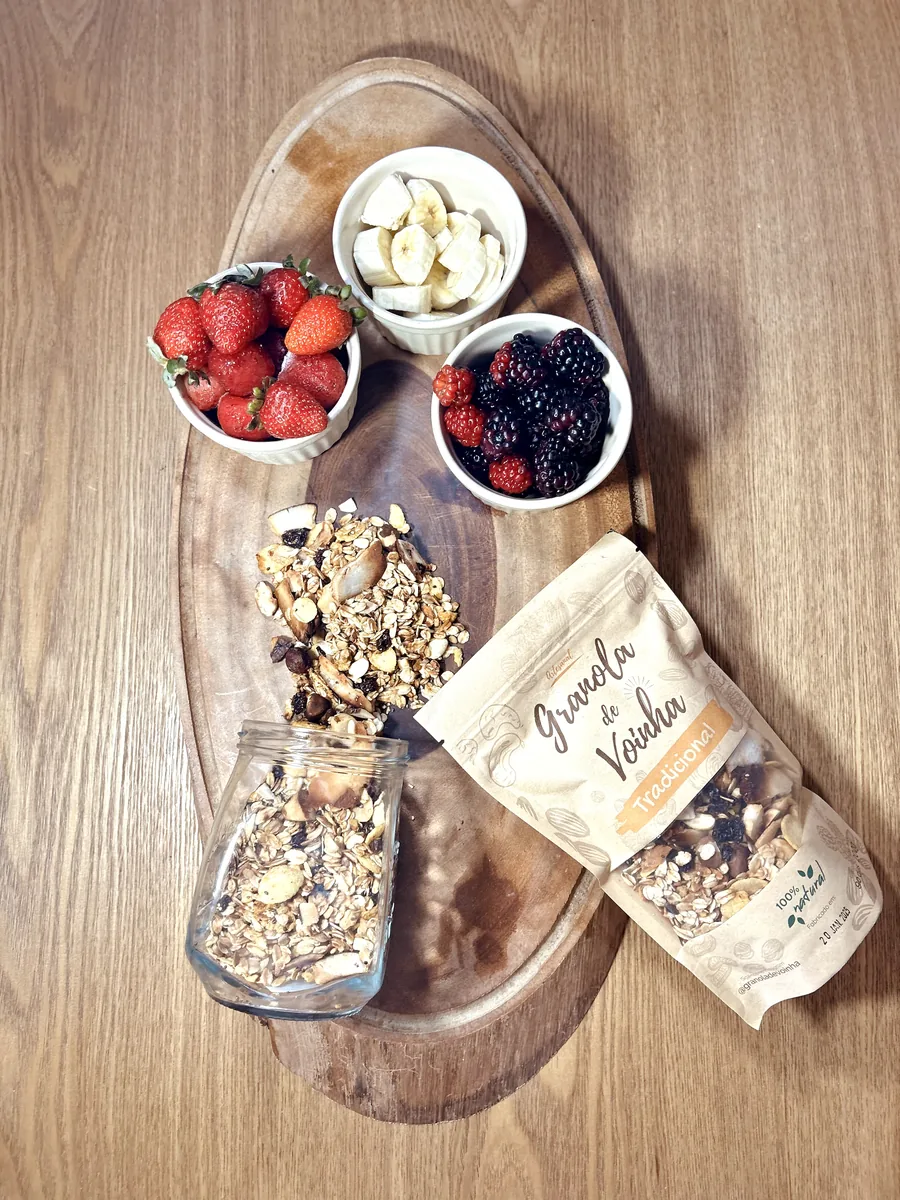 Processo artesanal de preparo da granola Granola de Voinha feita com amor