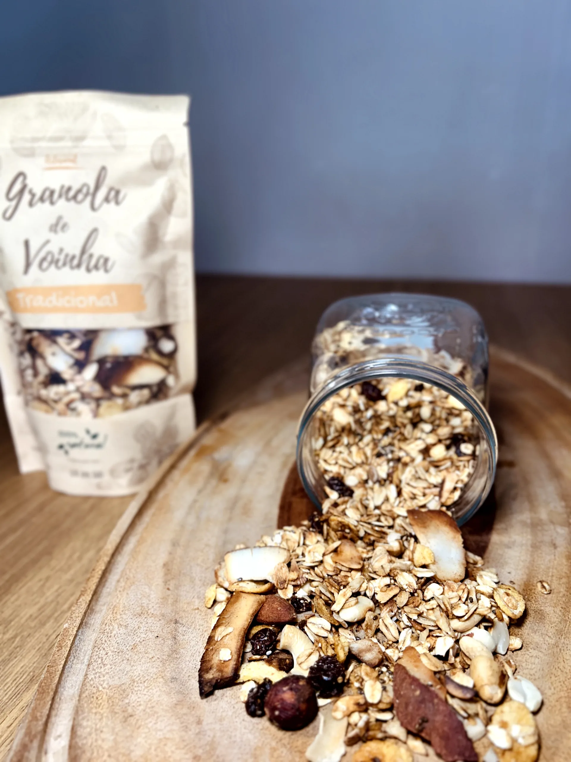 Pote artesanal de 200g de Granola de Voinha com castanhas, aveia e mel — feita em Aracaju